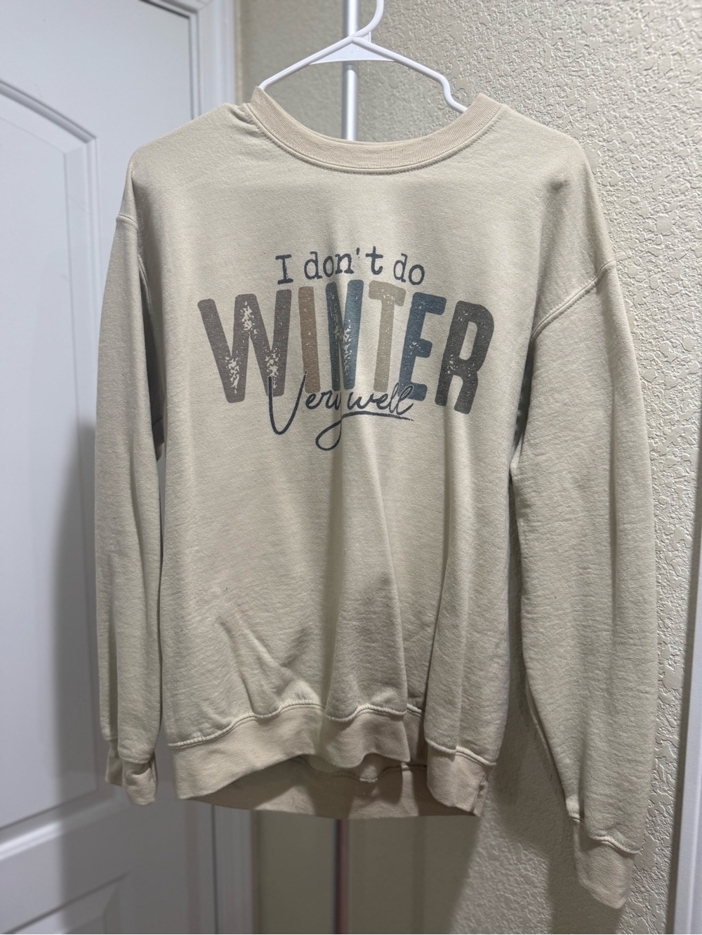 Gildan Cream 'I Don't Do Winter' Graphic Crewneck
